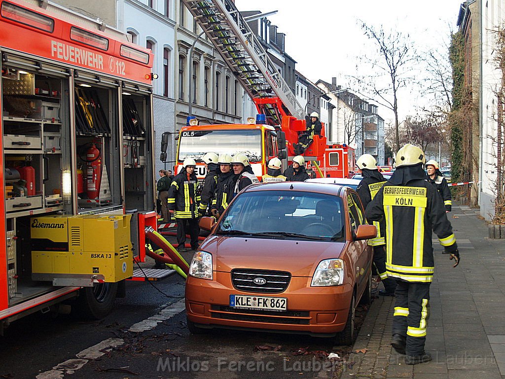 Einsatz Feuerwehr SEK Polizei Koeln Nippes Merheimerstr P061.JPG